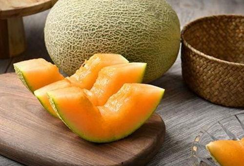 晒后吃哈密瓜,哈密瓜助力夏日清凉